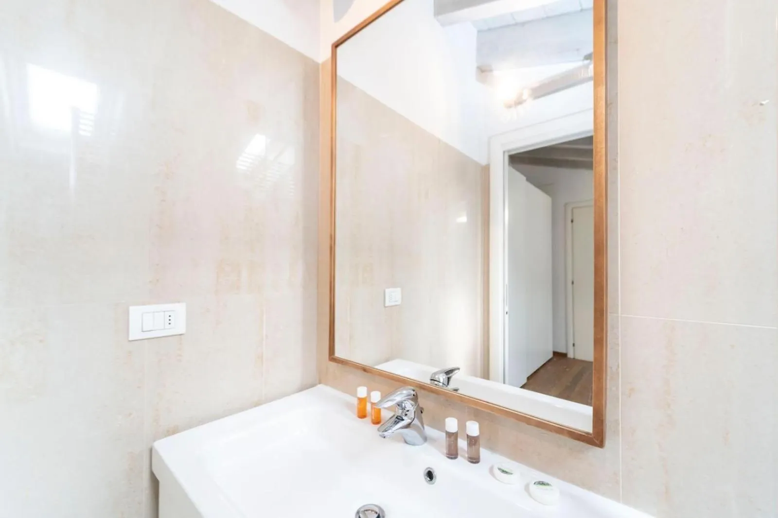 Ampia Mansarda Con Travi A Vista In Zona Isola Apartment Milan Italy