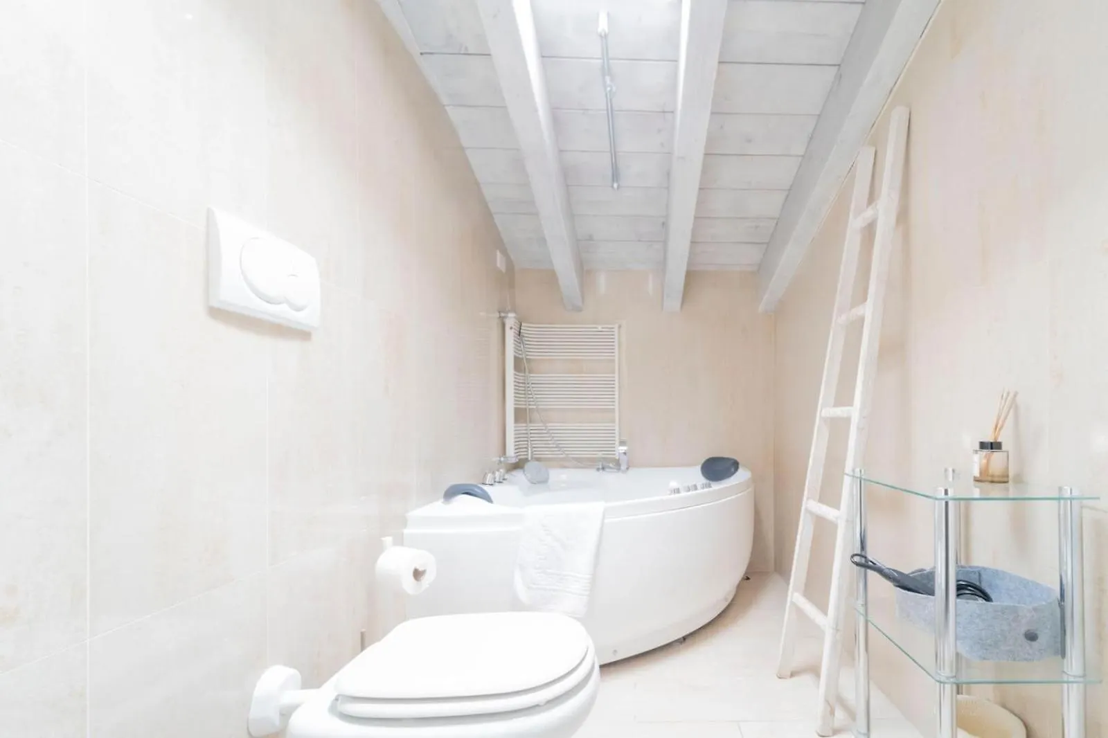 Ampia Mansarda Con Travi A Vista In Zona Isola Apartment Milan 0*,