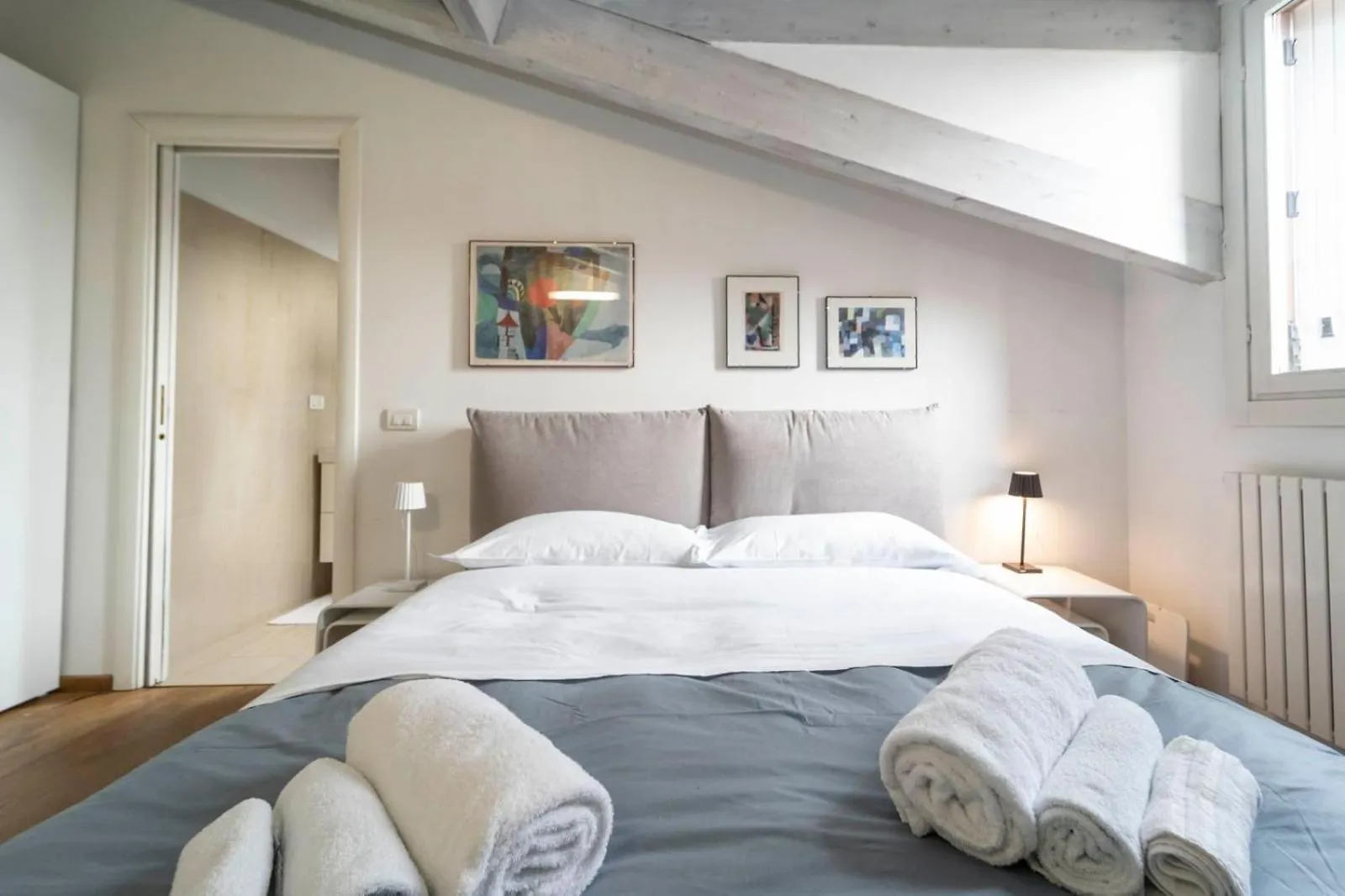 Ampia Mansarda Con Travi A Vista In Zona Isola Apartment Milan