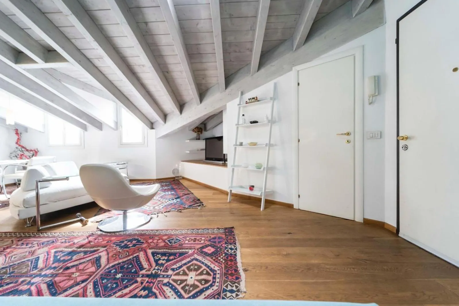 Ampia Mansarda Con Travi A Vista In Zona Isola Apartment Milan Italy
