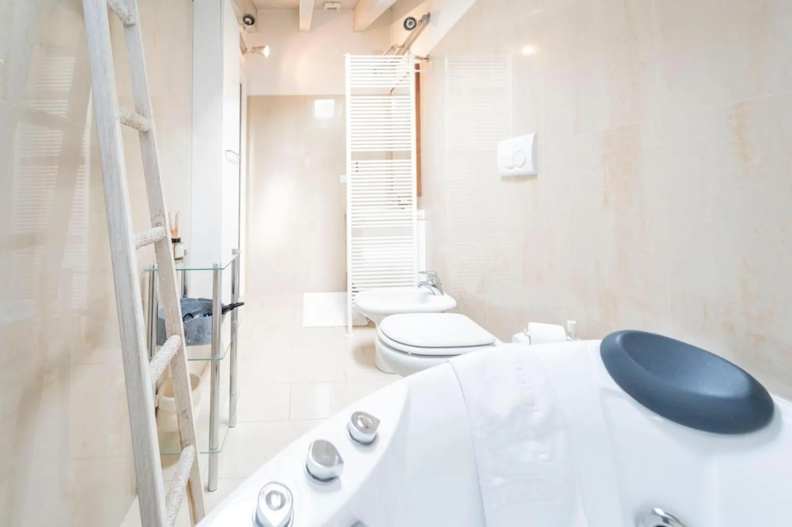 Ampia Mansarda Con Travi A Vista In Zona Isola Apartment Milan