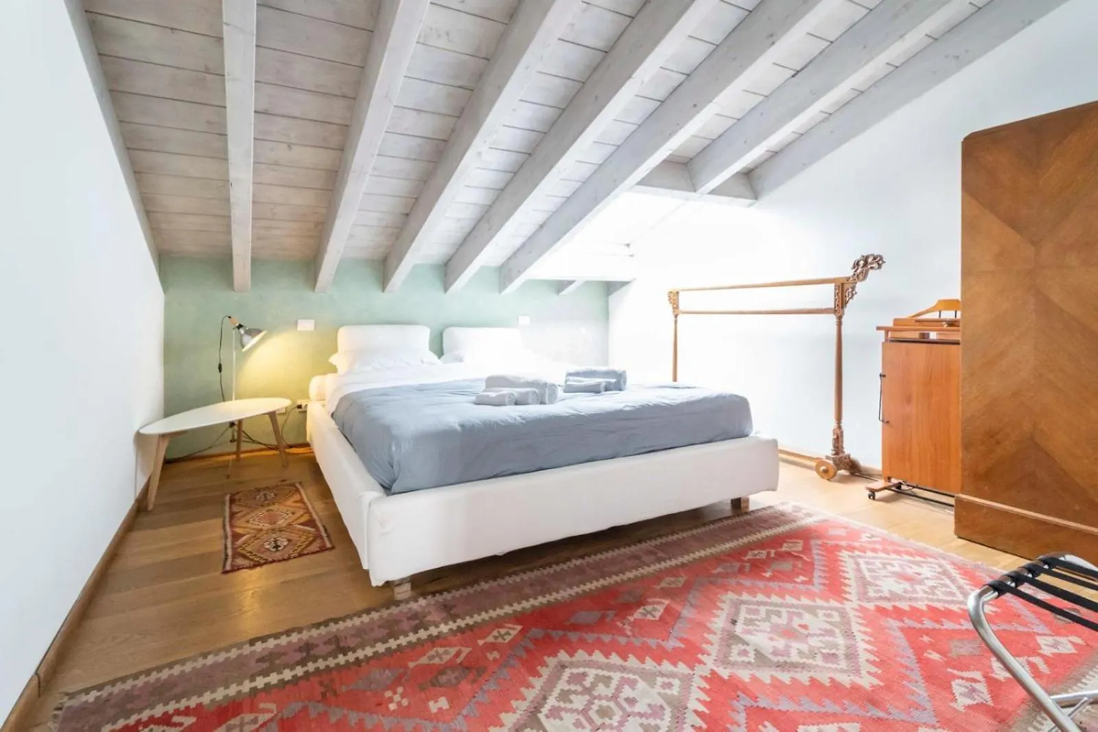 Ampia Mansarda Con Travi A Vista In Zona Isola Apartment Milan Italy