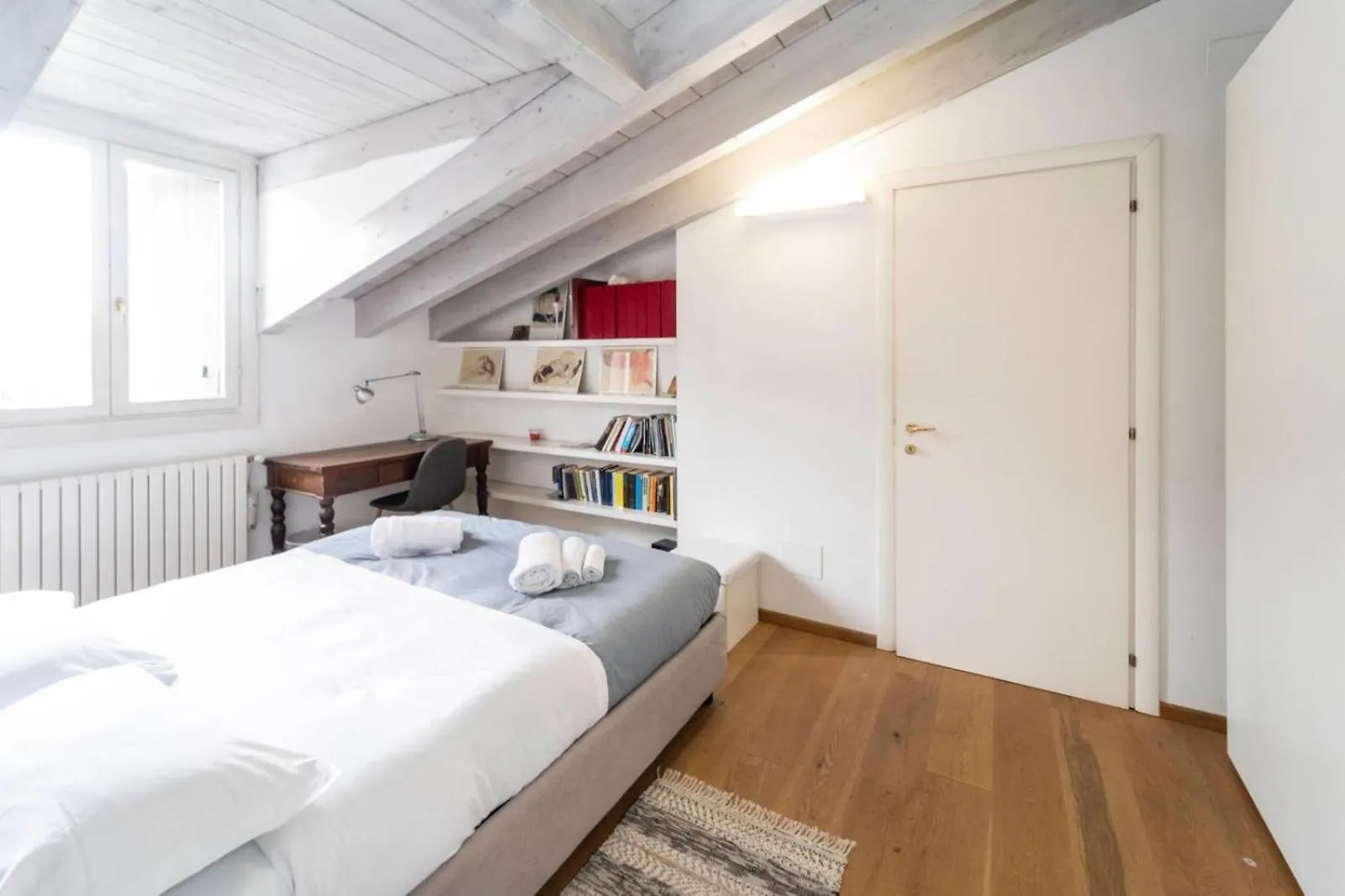 Ampia Mansarda Con Travi A Vista In Zona Isola Apartment Milan